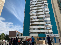 Ходящего по карнизу 16-этажного дома студента два часа спасали экстренные службы Волгодонска