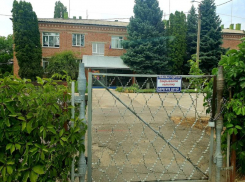 В школы и сады Волгодонска введут охранников в бронежилетах и с резиновыми дубинками 