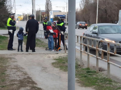 Юные волгодонцы устроили забег на самокатах по пешеходному переходу на Морской