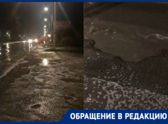 Два автомобиля и автобус пробили колеса в глубокой яме на Степной в Волгодонске 