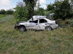 Один погиб и четверо пострадали в аварии в Зимовниковском районе 