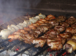 Никаких оливье и «селедок по шубой»: чем накрыть праздничный стол на Старый Новый год