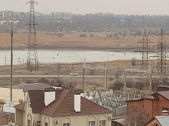 Бесстрашные рыбаки продолжают сидеть на заливе даже во время оттепели 