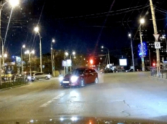 Агрессивный водитель устроил гоночный вход в поворот в центре Волгодонска
