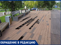 «Будьте осторожны»: волгодонец рассказал об аварийном террасном покрытии в сквере «Дружба»