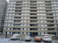 Волгодонск прежде и теперь: советские автомобили у подъезда небоскреба