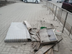 И снова кто-то выбросил диван в переулке Первомайском