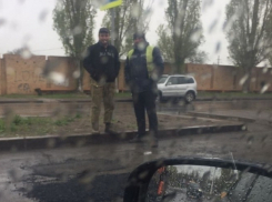 Ямочный ремонт в дождь возмутил волгодонских автомобилистов   