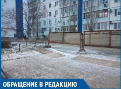 Забор, установленный магазином «Антарес» на В-16, возмутил жителей близлежащего дома