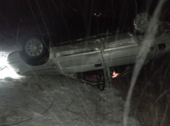 Автомобиль с семейной парой перевернулся на зимовниковской трассе