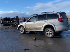 На бок упал трактор после столкновения с автомобилем на выезде из Волгодонска