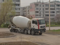 В Волгодонске бетономешалка продавила дыру в асфальте 
