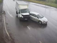 На трассе под Волгодонском «Газель» на полном ходу снесла легковушку
