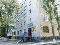 87-летняя пенсионерка выпала из окна на козырек магазина в Волгодонске 