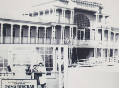 Роскошный плавучий дворец раньше был украшением станицы Романовской