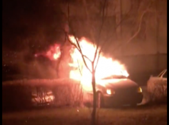 Полыхающий автомобиль на Ленинградской в Волгодонске сняли на видео