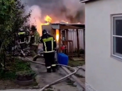 Мощный взрыв предотвратили пожарные на охваченной огнем даче в Волгодонске