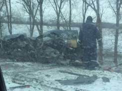 Машину разорвало на куски после столкновения с фурой на дороге Семикаракорск-Волгодонск