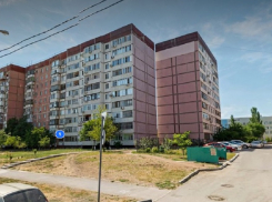 Пожилую волгодончанку обнаружили мертвой у стен высотного дома на улице Гагарина 