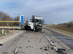 Зерновоз и фура столкнулись на «бермудском треугольнике» у Лагутников