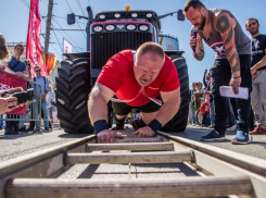 Волгодонец протащил 17-тонный трактор в Ростове 