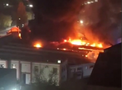 Пламя было видно за километры: рынок «Авангард» сгорел ночью в Волгодонске Ростовской области