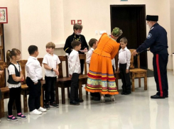 В Красном Яру обычных первоклашек превратили в казачат под чтение молитвы