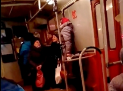 Волгодонцы хором спели украинскую песню в троллейбусе. ВИДЕО