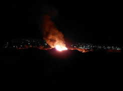 Ночной пожар произошел на границе брошенного Молодежного парка