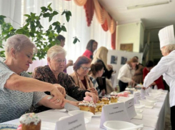 Студенты техникума общественного питания сразились с бабушками в батле на лучший кулич 