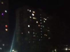 Даже стекла дрожали: появилось видео пораженного ревом сирены 16-этажного дома в Волгодонске