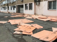 Сильным ветром снесло обшивку дома по проспекту Строителей в Волгодонске