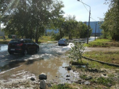 Коммунальная авария стала причиной затопления улицы Дружбы