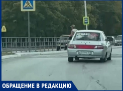 Студентов едва не сбил, и дедушку чудом объехал: что творит лихач на дороге 