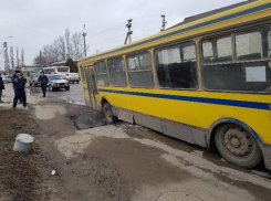 После ДТП с автобусом из-за провала теплотрассы в Волгодонске изменили движение пассажирского транспорта