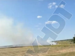 Очевидцы сообщают о взрывах и пожарах в полях под станицей Маркинской Цимлянского района 