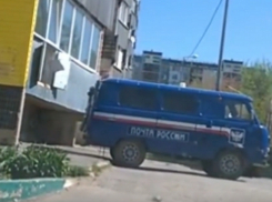 Швыряющих посылки работников «Почты России» снял на видео шокированный волгодонец 