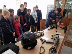 Посидели в патрульном автомобиле и примерили обмундирование: юные волгодонцы посетили музей полиции