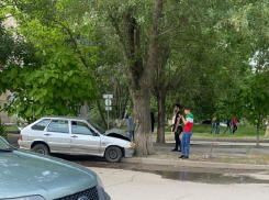 ВАЗ-2114 протаранил дерево на улице Ленина