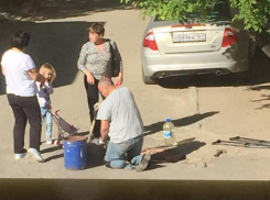 Дети, инвалиды и пенсионеры восстанавливают дороги Волгодонска вместо ремонтников