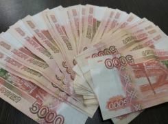Чаевые курьеру в 2 миллиона рублей заплатил пенсионер из Цимлянска, став жертвой мошенников