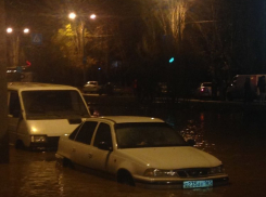 В Волгодонске из-за прорыва водопровода десятки машин наполовину ушли под воду