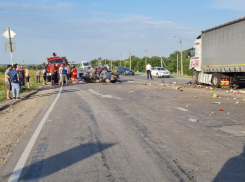 Два человека погибли в аварии с участием фуры и ВАЗ-2107 под Волгодонском
