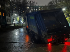  Мусоровоз провалился под землю рядом с «пьяным домом» в Волгодонске 