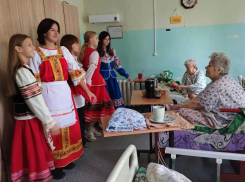 Школьники подарили праздник жителям пансионата в День пожилого человека