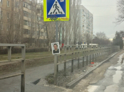 Дворник повесил свою похоронную фотографию и гвоздики возле входа в школу №22 в Волгодонске 