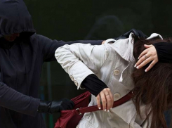 Возвращавшуюся поздно ночью из бара 20-летнюю волгодончанку сбили с ног и ограбили 