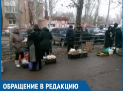 Торговцы стихийного рынка на «Насосной» продолжают торговать «с земли»