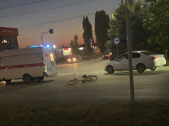 На «скорой» увезли разогнавшегося на пешеходном переходе велосипедиста после столкновения с автомобилем