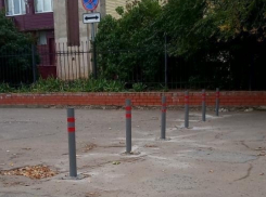 Перед фонтаном у школы №11 появились парковочные столбы